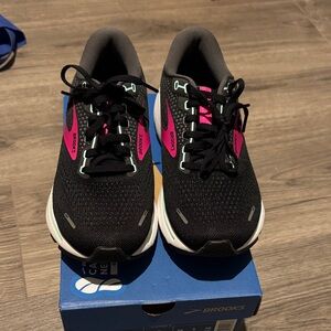 NWT Brooks Women's Black and Pink Athletic Shoes Ghost 14- Size 8 wide